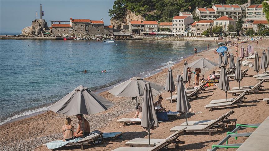 Kupanje u oktobru na crnogorskom primorju: Sunce izmamilo brojne kupače na plaže 