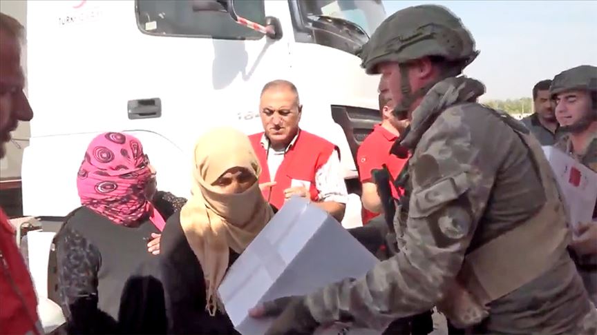 Mehmetçik Tel Abyad'da insani yardım malzemesi dağıttı