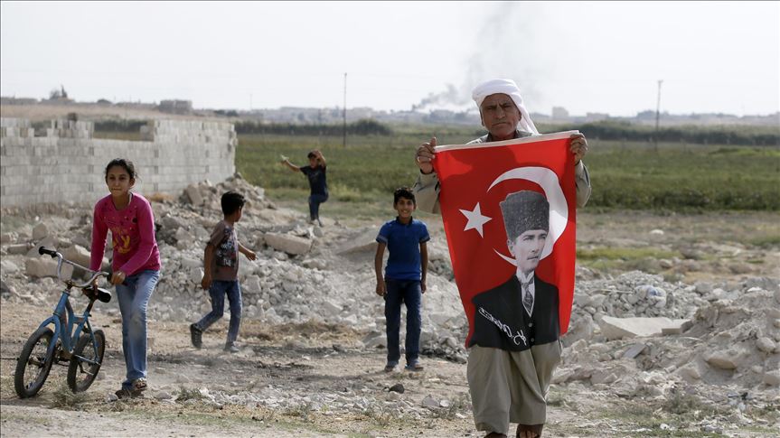 Mustafa Kemal dede sınırda torunlarına vatan sevgisi aşılıyor