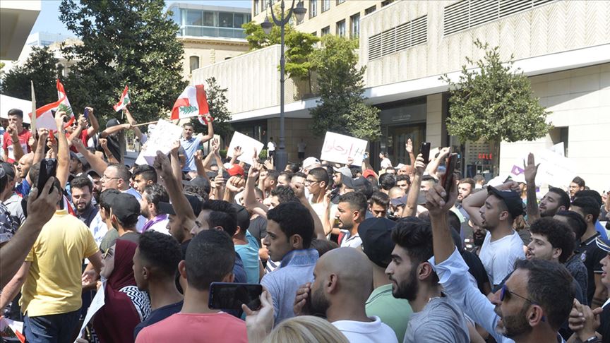 لبنان.. "الواتس أب" يشعل ثورة في وجه الحكومة