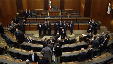 Lebanon: Hariri's ally urges resignation amid protests