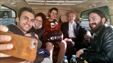 Kılıçdaroğlu otostop çeken öğrencileri kampüse bıraktı
