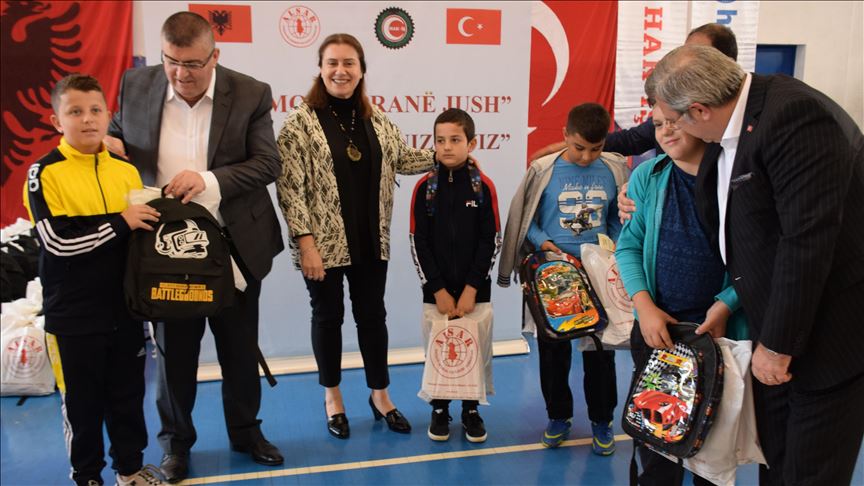 Shqipëri, sindikata turke "Hizmet-İş" shpërndan mjete shkollore për jetimët