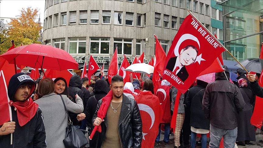 Almanya'da yaşayan Türklerden 'Vatanına Bayrağına Sahip Çık' mitingi