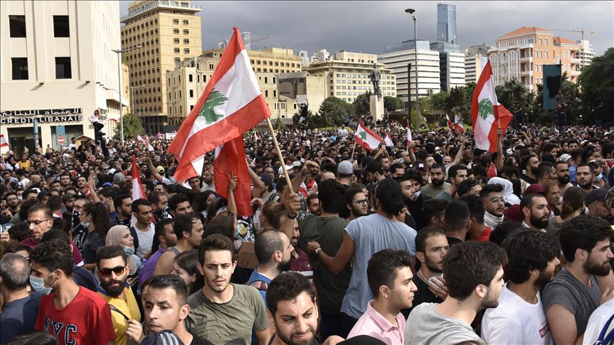 Lübnan'da 'WhatsApp vergisi bardağı taşıran son damla oldu'