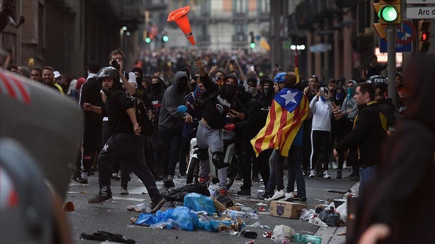 Во протестите во Барселона најмалку 62 повредени