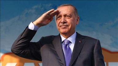 الرئيس أردوغان يؤدي التحية العسكرية لـ"نبع السلام"