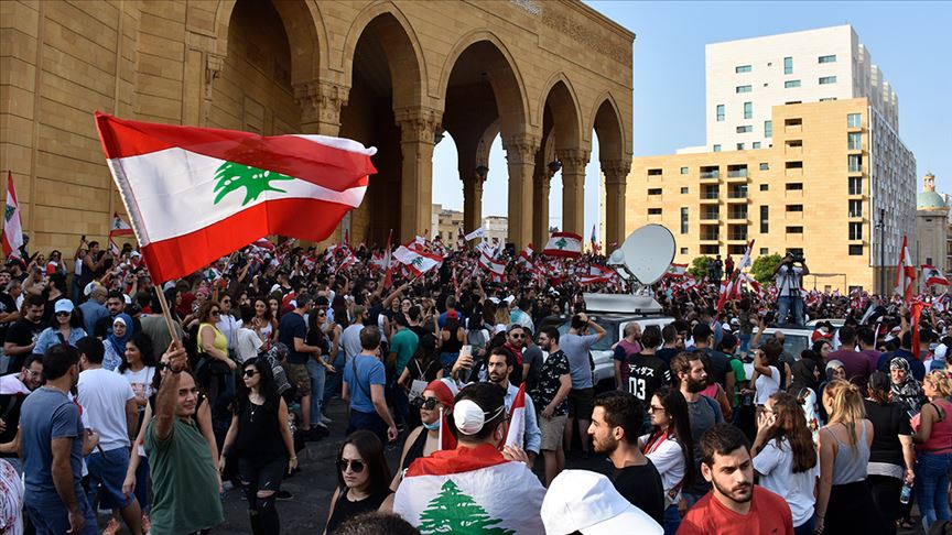 لبنان.. شعب ينتفض وحكومة تواجه "المجهول" (تقرير خاص)