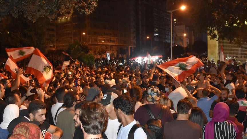 استقبال معترضان لبنانی‌ از استعفای چندین وزیر این کشور
