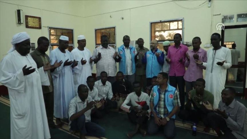 السودان.. الديانة التركي يوزع مساعدات إنسانية على مئات الأسر الفقيرة