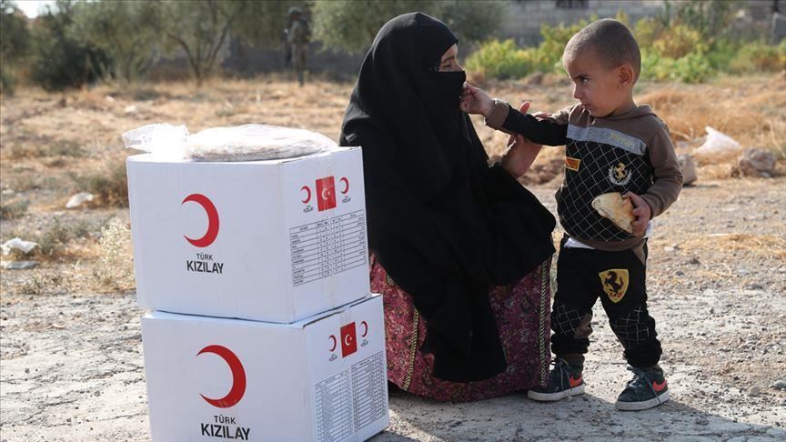 الهلال الأحمر التركي يوزّع مزيدا من المساعدات بتل أبيض السورية
