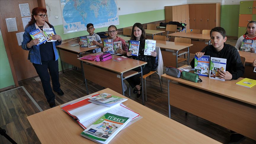 Bulgaristan okullarındaki Türkçe kitapları 27 yıl sonra yenilendi