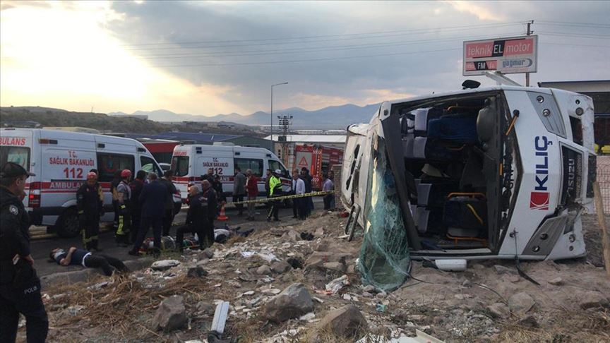 Kayseri'de işçi servis midibüsü devrildi: 20 yaralı