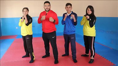 Şampiyon milli sporcu yeni yıldızlar yetiştiriyor