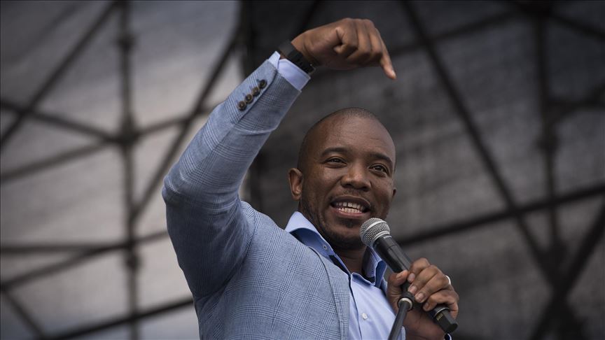 South Africa: 1st black leader of main opposition quits