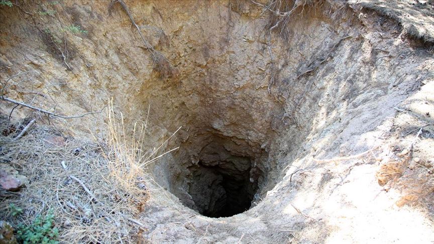 Spil Dağı'ndaki obruk araştırılıyor