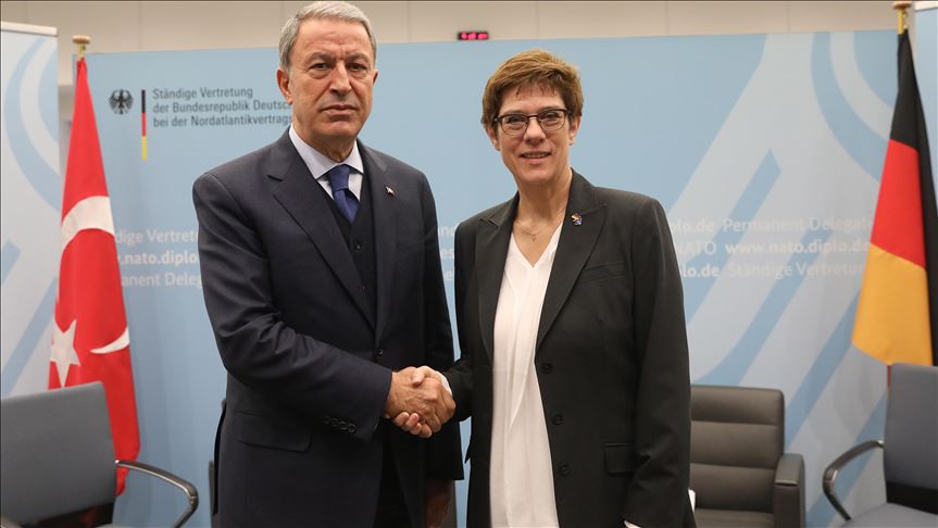 Le ministre turc de la Défense s'entretient avec son homologue allemande à Bruxelles