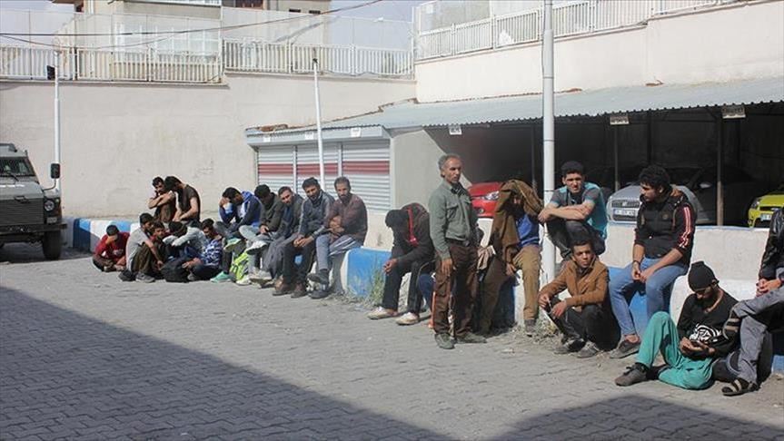 Nearly 900 irregular migrants held in NW Turkey