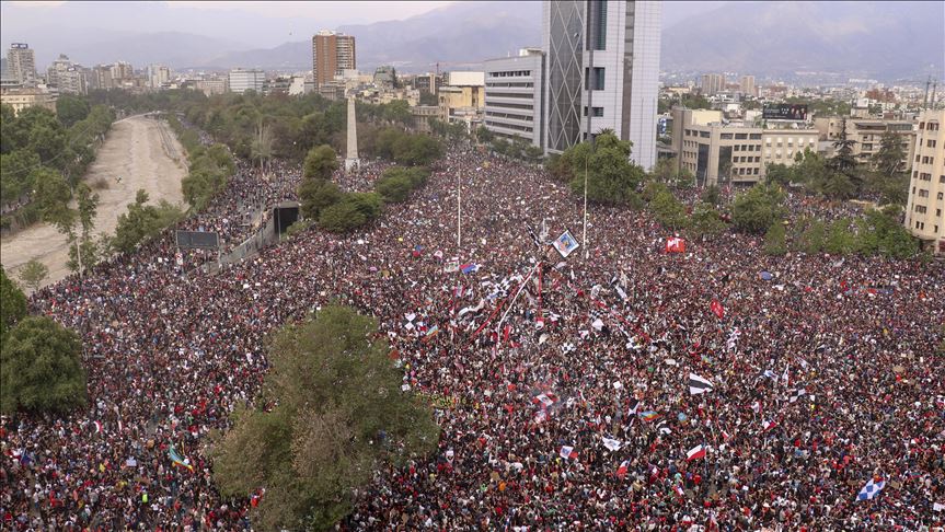 Cerca de un millón de personas se movilizan en Santiago de Chile
