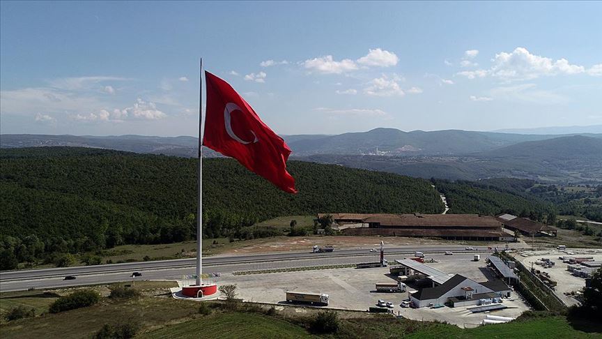 Kara yolunda dalgalanan dev Türk bayrağı