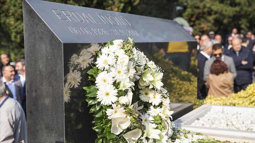 Erdal İnönü mezarı başında anıldı