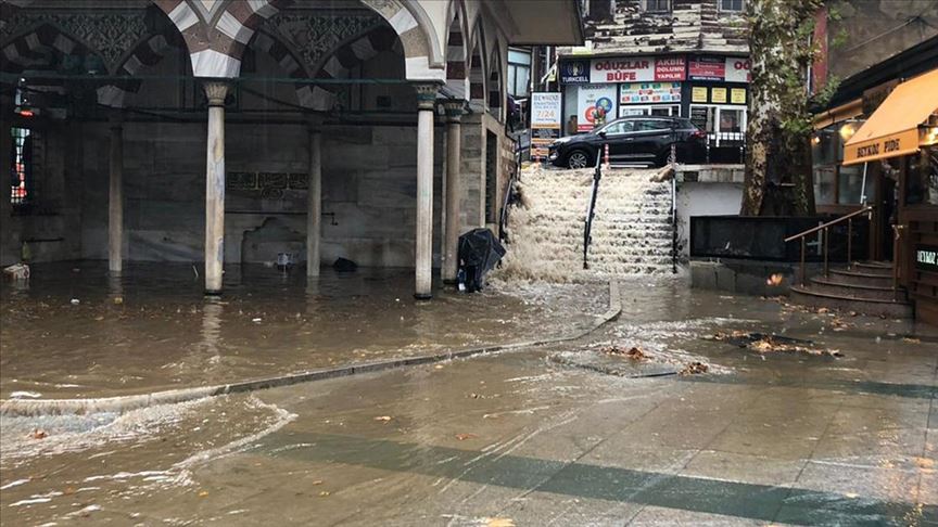 İstanbul'da sağanak hayatı olumsuz etkiliyor