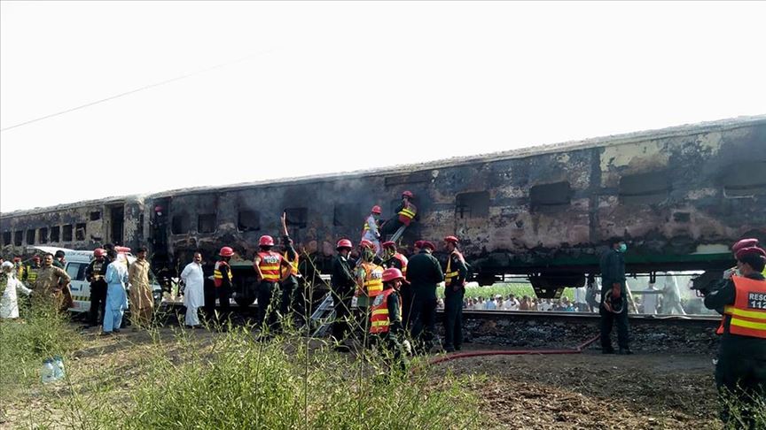 Pakistan'da yolcu treni alev aldı: 62 ölü