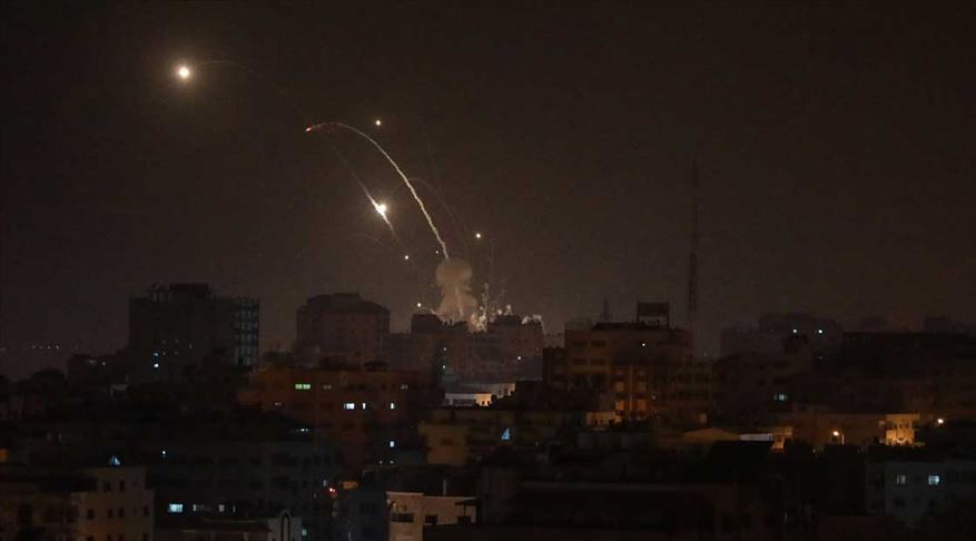 İsrail, Gazze'yi tank atışı ve hava saldırısıyla vurdu
