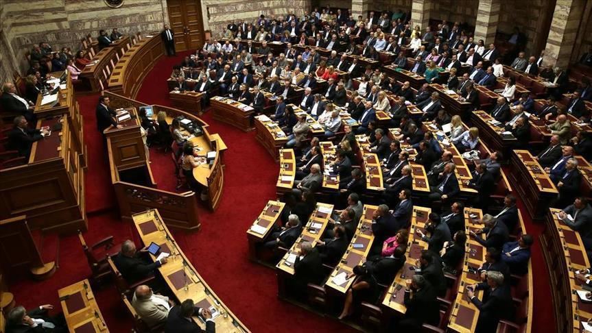 Parlamenti grek miraton ligj të ri për azilkërkuesit