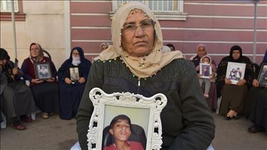 Dayikên Diyarbekirê yên nobeta xwe didomînin li benda zarokên xwe ne