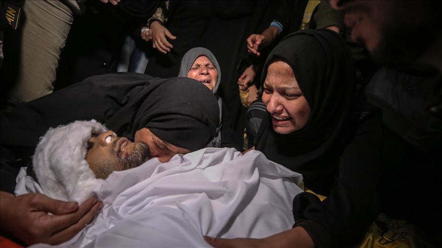 تشييع جثمان فلسطيني استشهد بغارة إسرائيلية على غزة