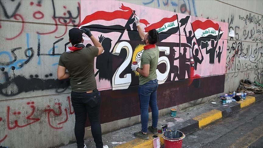 Демонстрантите во Багдад со сликање на ѕидови ја критикуваат ситуацијата во земјата