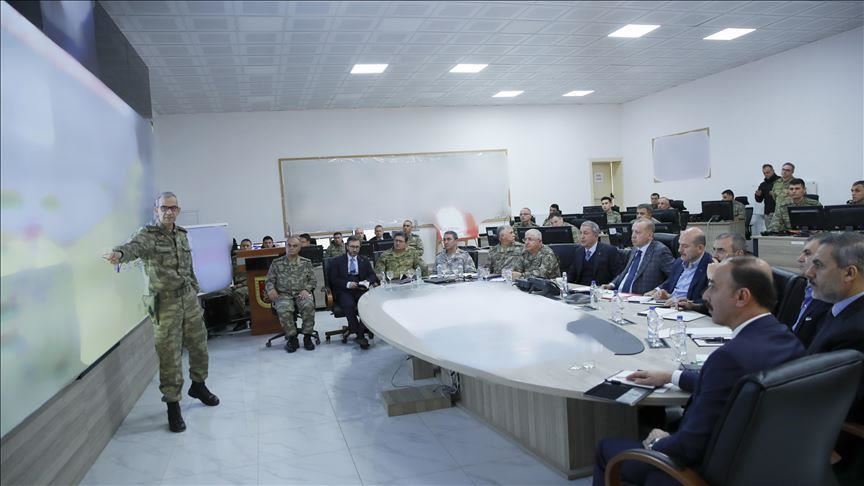 أردوغان يزور مركز قيادة القوات البرية على الحدود السورية