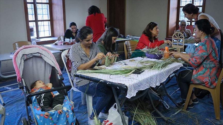 Kuruyan palmiye yaprakları kadınların gelir kapısı oldu