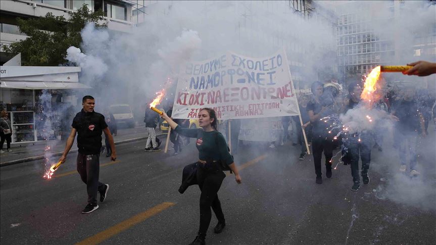 Grčka: Srednjoškolci se na protestima sukobili s policijom