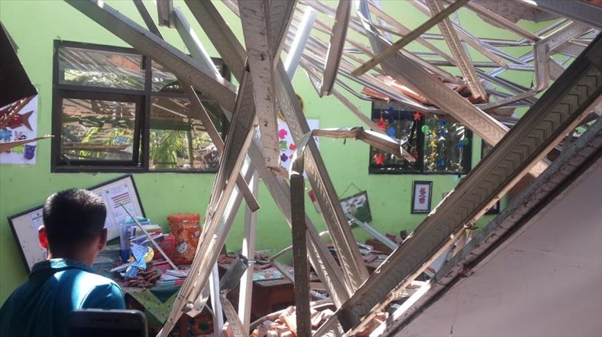 Atap sekolah ambruk, guru dan murid tewas