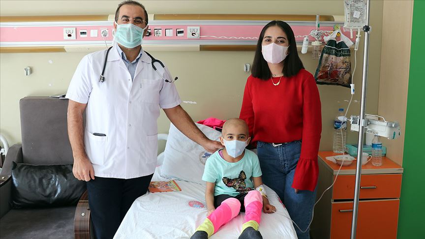 Lösemiyi 4 yılda yenen Fatma ziyaret ettiği hastalara umut aşılıyor