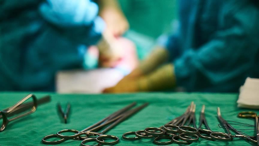 Médicos canadienses realizan la primera operación de cerebro usando un robot remoto