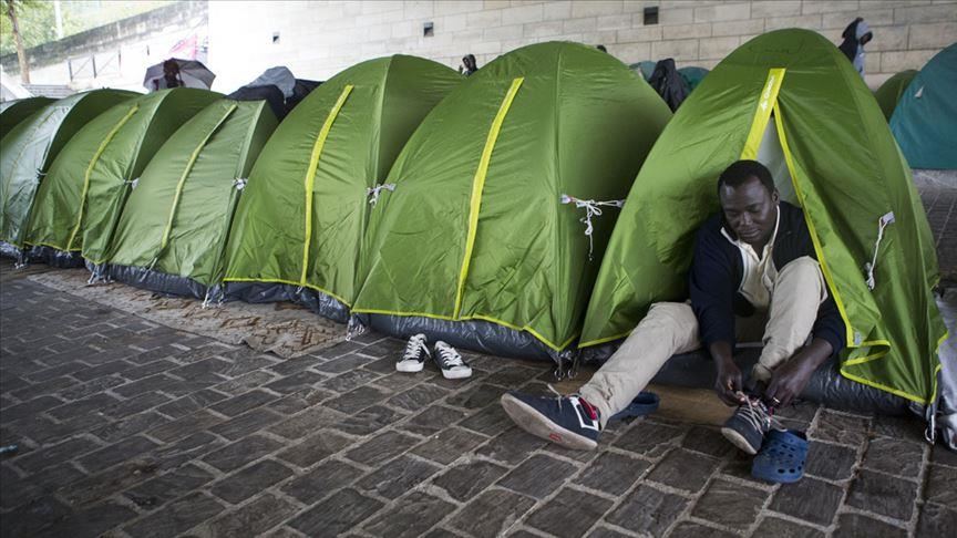French police move migrants to temporary shelters