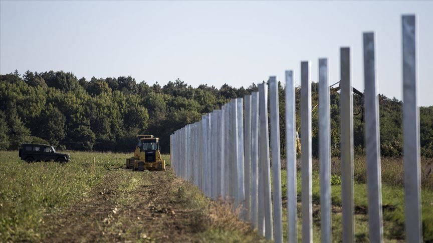 Europe builds new 'Berlin walls' against migrants