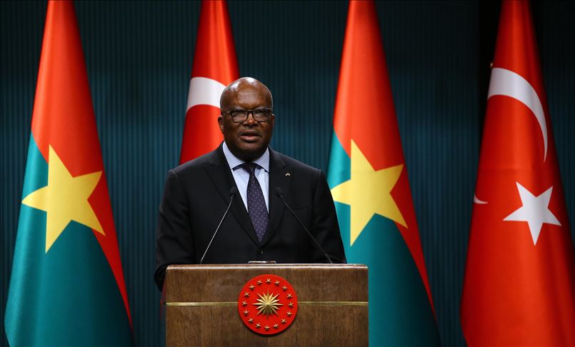  Le président burkinabé annonce le recrutement de volontaires pour combattre le terrorisme 