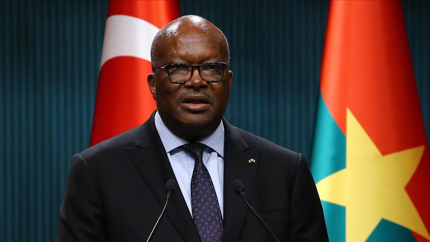 Le président burkinabé annonce le recrutement de volontaires pour combattre le terrorisme