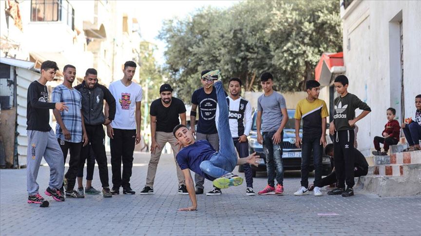 Abluka altında yaşayan Gazzeli gençler sokak dansı ile stres atıyor 