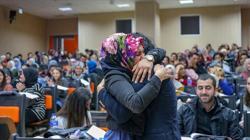 Xwendekara xwe ya ku bi saya serê wê çû zanîngehê, ziyaret kir