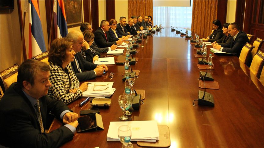 Vlada Rs Radnicima U Javnom Sektoru Povecanje Plata Od Pet Do 20 Odsto