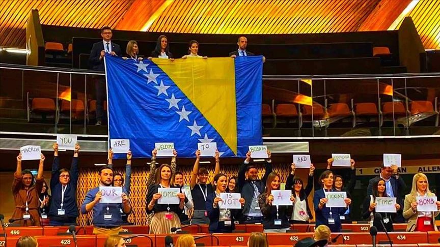 Mladi iz BiH u Francuskoj poslali poruku Macronu: Naš dom nije tempirana bomba