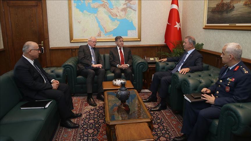 Ministri turk i mbrojtjes takohet me të dërguarin amerikan për Sirinë