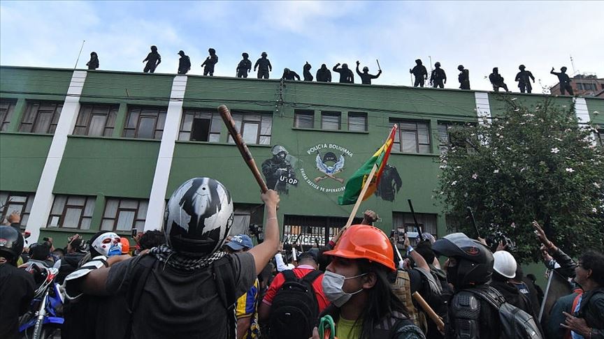 Bolivya'da bazı polisler protestoculara katıldı