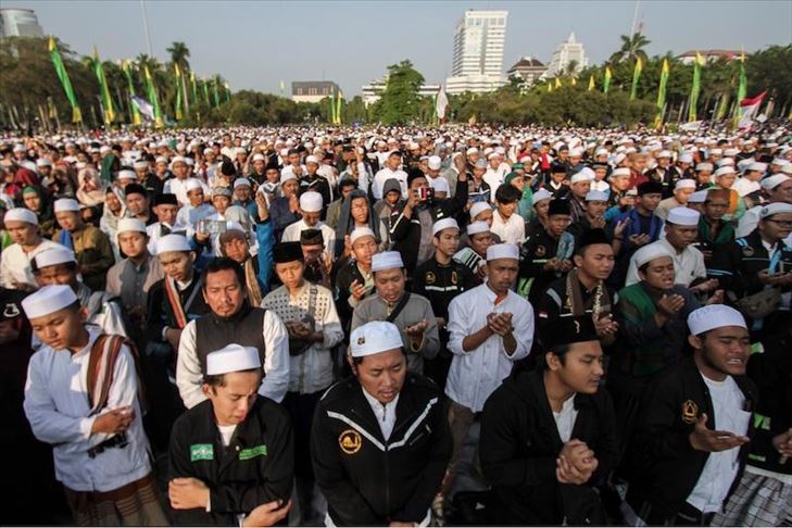 Ribuan massa lantunkan zikir peringati Maulid Nabi di Jakarta