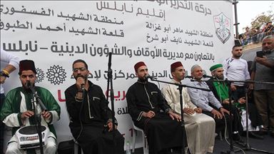 بالمدائح وتوزيع الحلوى والزينة.. نابلس تحتفل بالمولد النبوي